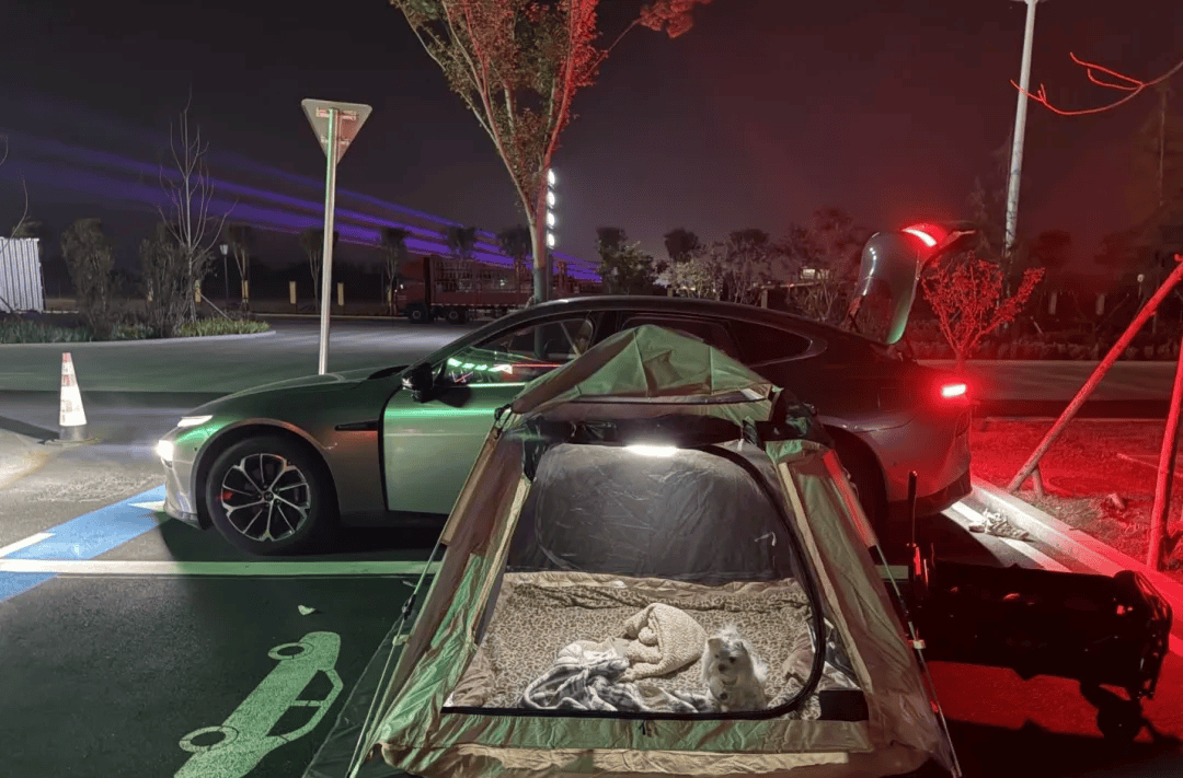 期间年轻人旅行掀起“帐篷过夜”热潮冰球突破豪华版不住酒店住帐篷！国庆(图3)